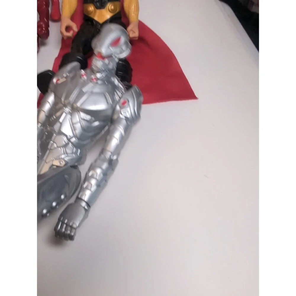 LOT of 8 Marvel Avenger 12